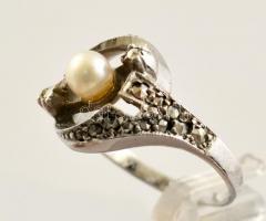 Ezüst (Ag) gyűrű, markazit és tenyésztett gyöngy díszítéssel, jelzett, méret: 53 bruttó: 3,5 g