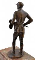 Jelzés nélkül: Zsoké, bronz szobor, márvány talapzaton, m: 17 cm
