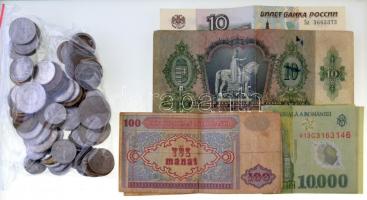 Kis zacskónyi vegyes külföldi fémpénz tétel, mellette 7db magyar és külföldi bankjegy T:vegyes