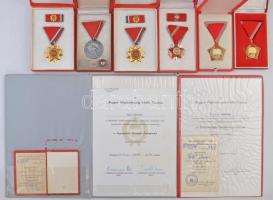 Vegyes 9db-os magyar szocialista jelvény és kitüntetés tételek, mind tokban, hozzá néhány adományozói igazolvány, közte 1959. "Tanácsköztársasági Emlékérem" ezüstözött Br érem, mellszalaggal; "25 év a KIOSZ szolgálatlában" zománcozott fém jelvény T:1-,2