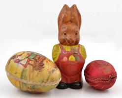 cca 1930 Húsvéti nyúl figura 14 cm és tojások 11 cm. Papírból és egyik selyem borítással / 1930 Toy egg and toy rabbit from paper
