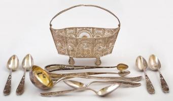 1821 Brünn, antik ezüst készlet. Áttört kosárka, aranyozott belsőrésszel, hat kiskanál, cukorfogó, m...