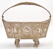 1821 Brünn, antik ezüst készlet. Áttört kosárka, aranyozott belsőrésszel, hat kiskanál, cukorfogó, m...