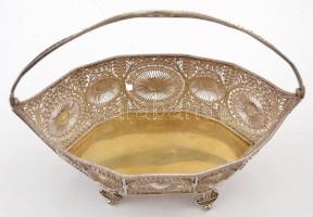 1821 Brünn, antik ezüst készlet. Áttört kosárka, aranyozott belsőrésszel, hat kiskanál, cukorfogó, m...