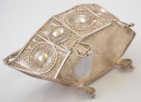 1821 Brünn, antik ezüst készlet. Áttört kosárka, aranyozott belsőrésszel, hat kiskanál, cukorfogó, m...