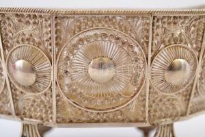 1821 Brünn, antik ezüst készlet. Áttört kosárka, aranyozott belsőrésszel, hat kiskanál, cukorfogó, m...