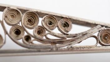 1821 Brünn, antik ezüst készlet. Áttört kosárka, aranyozott belsőrésszel, hat kiskanál, cukorfogó, m...