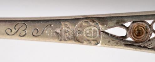 1821 Brünn, antik ezüst készlet. Áttört kosárka, aranyozott belsőrésszel, hat kiskanál, cukorfogó, m...