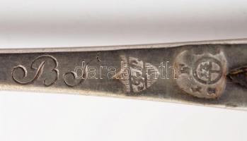 1821 Brünn, antik ezüst készlet. Áttört kosárka, aranyozott belsőrésszel, hat kiskanál, cukorfogó, m...