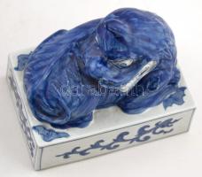 Nagyméretű kínai pecsétnyomó. Fő kutyát ábrázoló festett mázas porcelán / Large Chinese seal maker P...