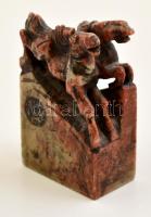 Kínai pecsétnyomó. Lovakat ábrázoló faragott kő, oldalán pecséttel és további díszítéssel / Chinese seal maker Horses. Carved stone with seal 8 cm