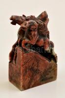 Kínai pecsétnyomó. Lovakat ábrázoló faragott kő, oldalán pecséttel és további díszítéssel / Chinese ...