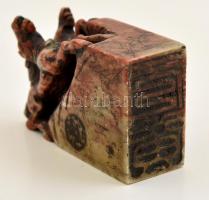 Kínai pecsétnyomó. Lovakat ábrázoló faragott kő, oldalán pecséttel és további díszítéssel / Chinese ...