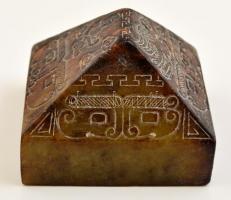 nagyméretű kínai pecsétnyomó. Faragott kő, figurális díszítéssel / Chinese seal maker Carved stone with figures 8x6 cm
