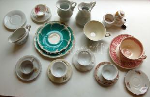 Vegyes porcelántétal 21 db tányér, alátét, csésze