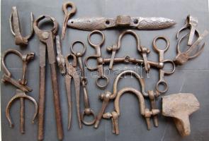 Lovas tétel: kovácsolt lószerszámok, lovas kellékek