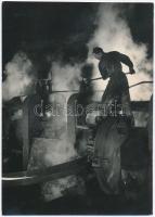 Kádár György (1912-2002): Öntőmunkás. Vintage fotó. Jelzés nélkül a művész hagyatékából 13x18 cm