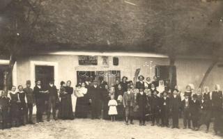 1917 Halimba, Duna Biztosító társaság ügynöksége, Bor, sör és pálinka mérés, üzlet falubeliek csoportképével. photo (fl)