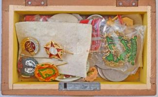 Vegyes jelvény, kitűző és érme tétel faragott fa dobozkában T:vegyes