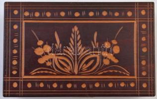 Vegyes jelvény, kitűző és érme tétel faragott fa dobozkában T:vegyes