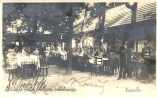 Marcali, Magyar Király szálloda kerthelyisége, cigányzenekar. photo / gypsy musicians in the restaurant's garden