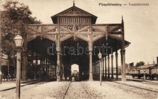 1915 Püspökladány, vasútállomás faszerkezetes előcsarnoka, vagonok / Bahnhof / railway station