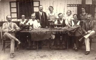 1939 Solt, szabósági dolgozók az udvaron varrógépekkel / tailors with sewing machines. photo  (EK)