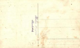 Szombathely, mezőgazdasági gépjavító műhely munkásokkal. Stock gép indító benzin tartállyal. Haber p...