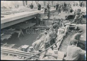 cca 1960 Hídépítők, korabeli fotó, 16,5x24 cm