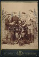 1886 Besztercebányai (Felvidék) vadásztársaság (gyógyszerészek, erdész, bíró), keményhátú fotó Gutkaiss műterméből, hátoldalon feliratozva, 16×11 cm / Banská Bystrica, hunters, vintage photo