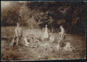 cca 1910 Pihenő vadásztársaság, kartonra ragasztott fotó, szélein kopásnyomokkal, 11x16 cm / hunters, vintage photo