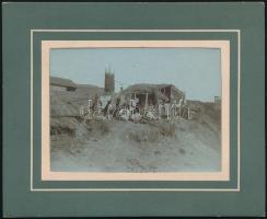 cca 1910 Cigány család földbe vájt kunyhóban, fotó paszpartuban, 8×11 cm