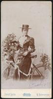1897 A Nagybecskereki Kerékpár Egylet (női közül az első) egyik tagjának keméynhátú fotója, szignált, Oroszy Lajos műterméből, 20×10 cm