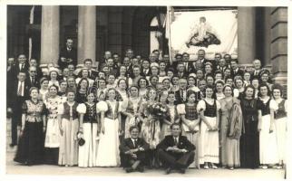 1940 Győr, Dalosverseny résztvevők csoportképe, háttérben irredenta molinó. photo