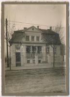 cca 1920 Budapest XI. ker., Ábel Jenő u. 19., fotó, kartonra ragasztva, hátulján feliratozva, 18,5×13,5 cm