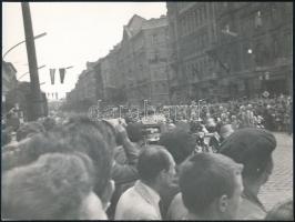 1961 Budapest, Jurij Alekszejevics Gagarin (1934-1968) űrrepülő látogatása Magyarországon, fotó, 18x24 cm /  1961 Yuri Alekseyevich Gagarin visiting in Budapest, photograph, 18×24 cm