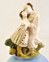 cca 1900 Figurális asztali óra (nem működik), kézzel festett mázas kerámia, jelzés nélkül, kopott, m...