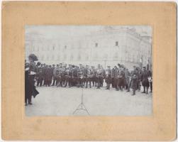 cca 1910 Katonazenekar, térzene a Várban, fotó Schäffer Ármin műterméből, kartonra ragasztva, hátulján feliratozva, pecséttel jelzett, 17×21,5 cm