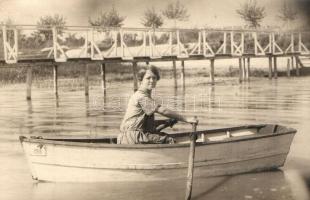 22 db régi motívumlap vegyesen: hölgyek, gyerek, művészlapok, stb. / 22 pre-1945 motive cards: ladie...