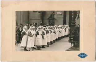 cca 1910 Ápolónők a Rókus-kórház előtt, fotó Schäffer Ármin műterméből, kartonra ragasztva, hátulján feliratozva, pecséttel jelzett, 16,5×25 cm