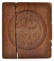 cca 1800 Debrecen, mézeskalács ütőfa (pelikán a fiókáival), vésett fa, jelzett (IW), sérült, d: 12,5...