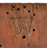 cca 1800 Debrecen, mézeskalács ütőfa (pelikán a fiókáival), vésett fa, jelzett (IW), sérült, d: 12,5...