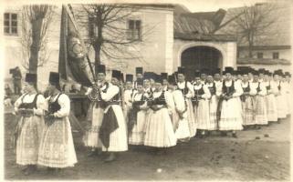 Kisdisznód, Michelsberg, Cisnadioara; Apácarend felvonulása a nővérekkel / Surorietate / Schwesterschaft / sisterhoods procession with nuns. Foto E. Fischer (Rb)
