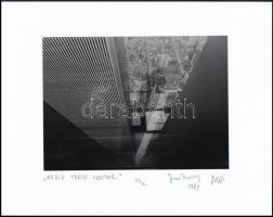1983 Jankovszky György(1946-): World Trade Center 10/2, feliratozva, kartonra kasírozva, pecséttel jelzett, 12,5x17,5 cm