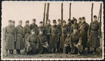 1942 Tábori csoportkép leventékkel, fotó, hátulján feliratozva, 8×14 cm