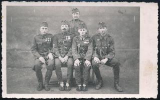 cca 1940 Magyar tisztek kitüntetésekkel, köztük repülős tiszt is, fotólap, hátulján feliratozva, 8,5×14 cm