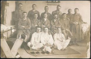 1918 Debrecen, az Auguszta szanatórium ápoltjai, fotó, hátulján feliratozva, 9×14 cm