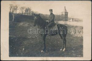 1923 Légrády Elek (?-?) hadnagy lovon, fotó Kozma Márton pécsi műterméből, hátulján feliratozva, pecséttel jelzett, 9×13,5 cm