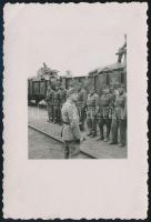 1941 Zenta, megérkezik a magyar hadsereg, fotó, hátulján feliratozva, 9×6 cm