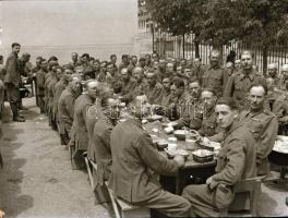 Katonai felvételek különféle korokból, 10 db szabadon felhasználható vintage negatív és/vagy diapozi...